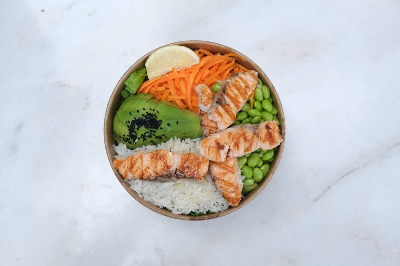 Somon - Basmati Kase - Izgara somon, basmati pirinci, edamame, avokado, rende havuç, yeşillik, dilim limon