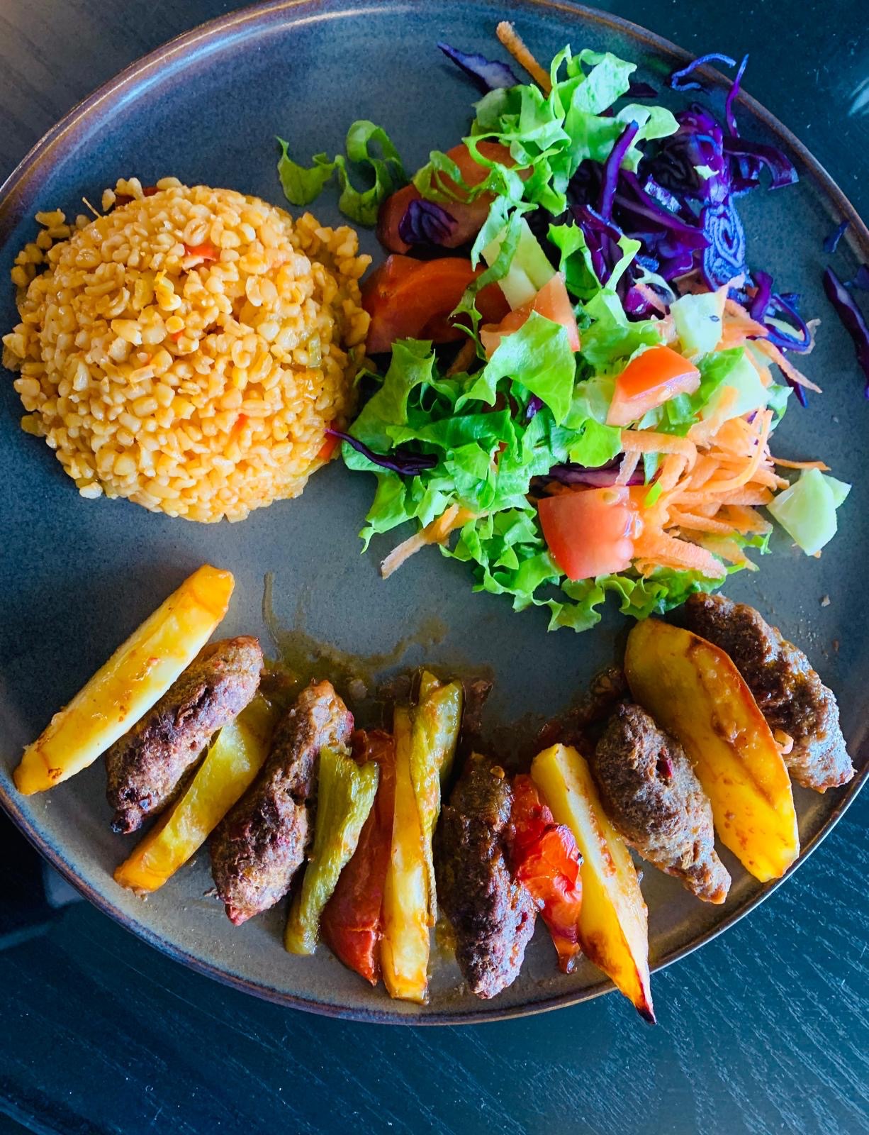 Günün yemeği - Pilav salata tatlı çay ikramı ile servis edilir.(Hafta içi 12:00-14:00 arası)