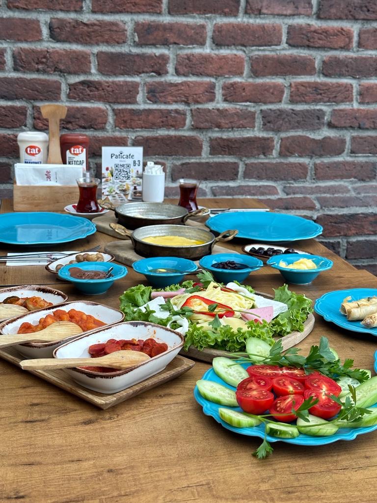 Serpme Kahvaltı (İki Kişilik) - Beyaz Peynir, Kaşar Peynir, Burgu Peynir, Tereyağ, Reçel, Bal, Siyah Zeytin, Yeşil Zeytin, Çikolata, Haşlanmış veya Kırma Yumurta, Domates, Salatalık, Kızarmış Sosis, Salam, Sigara Böreği, Sınırsız Çay, Cips, Patates Kavurması, Turşu Kavurması, Menemen veya Kuymak Seçenekleri Vardır. İki kişi ve üzeri kişi başı 125 TL servis ücreti alınmaktadır.