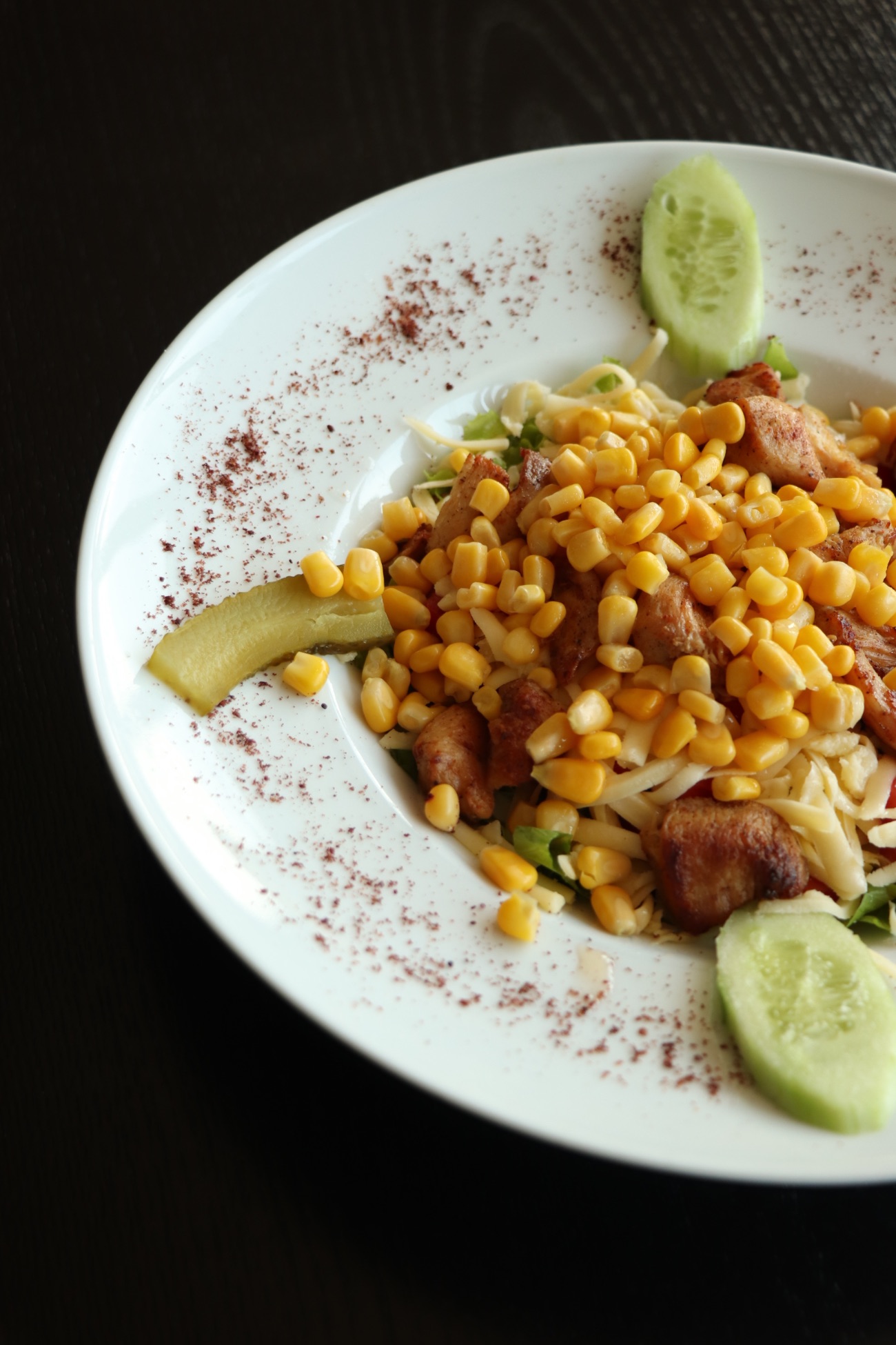 Izgara Salata - Kızarmış tavuk göğüs, marul, kaşar peyniri, mısır, domates, salatalık ve turşu