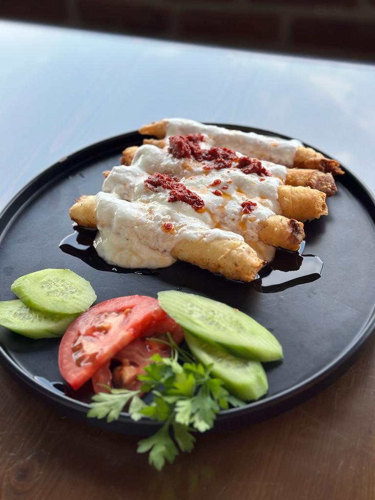 Kıymalı Sigara Böreği - Yoğurt ve Salça sosu ile