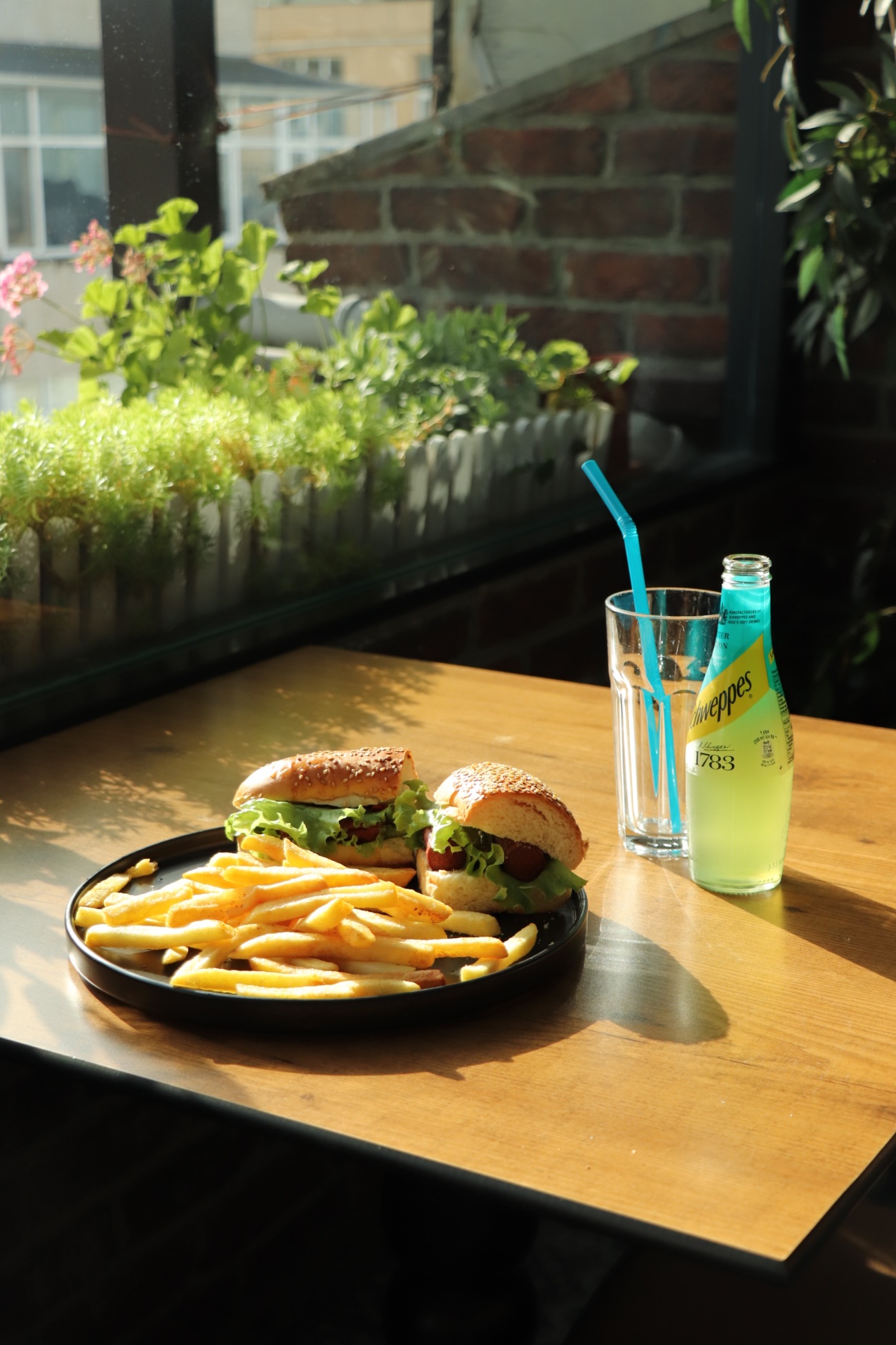 Sosisli Sandviç - Kızarmış Sosis, Patates Kızartma, Turşu, Domates, Marul