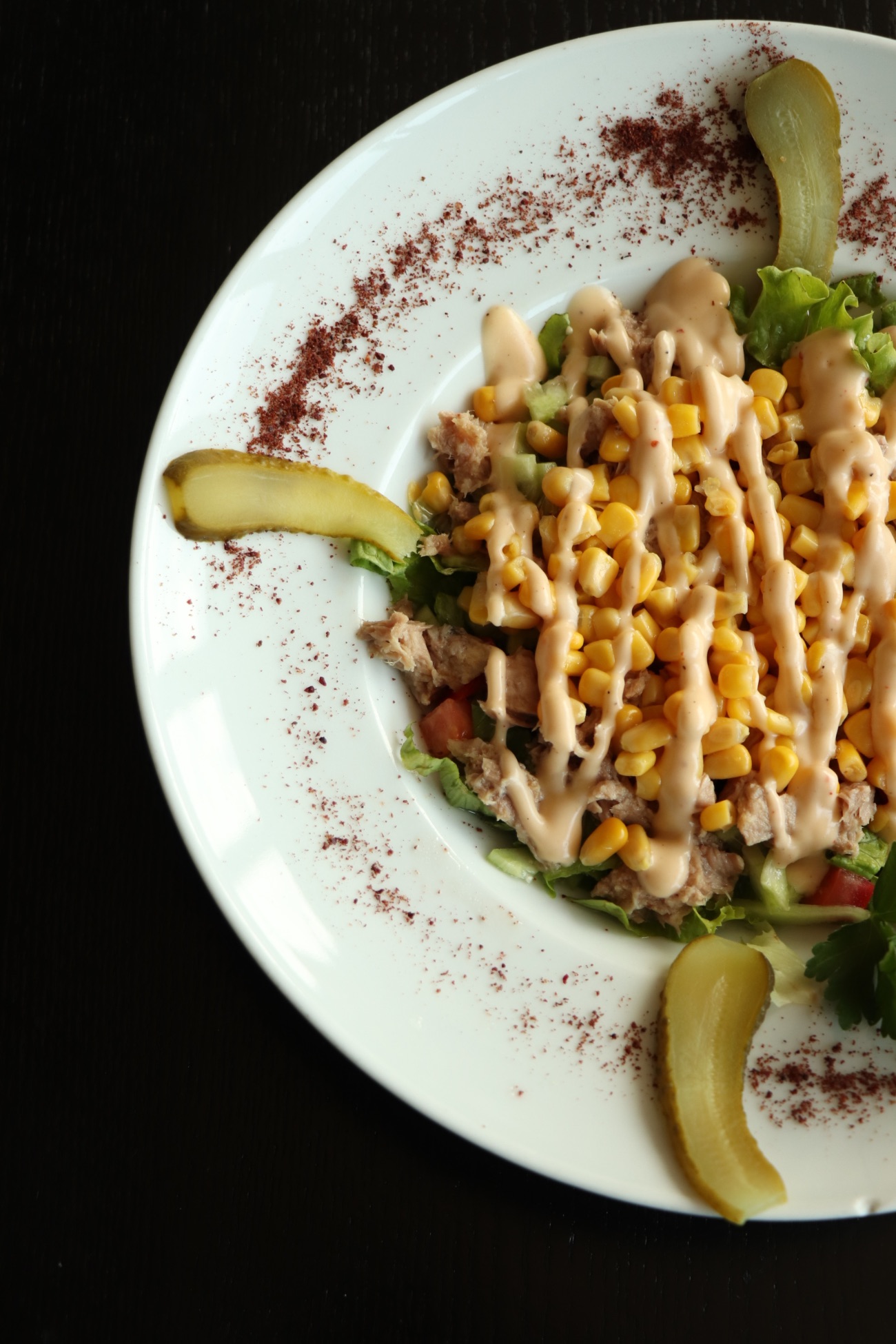 Ton Balıklı Salata - Marul, Domates, Ton Balık, Mısır, Sezar Sos ile birlikte