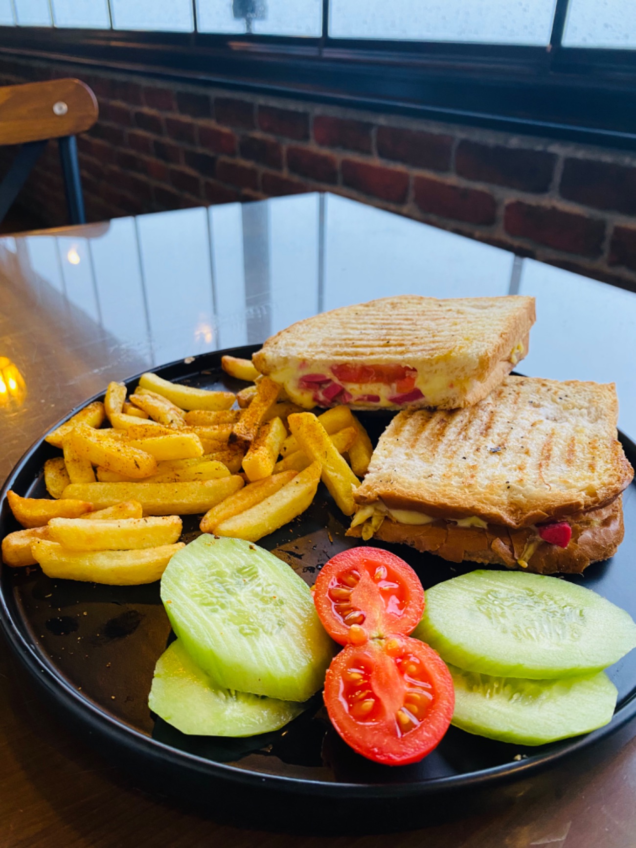 Ayvalık tostu - Sosis,sucuk,turşu,domates,kaşar cips ve söğüş ile servis edilir .