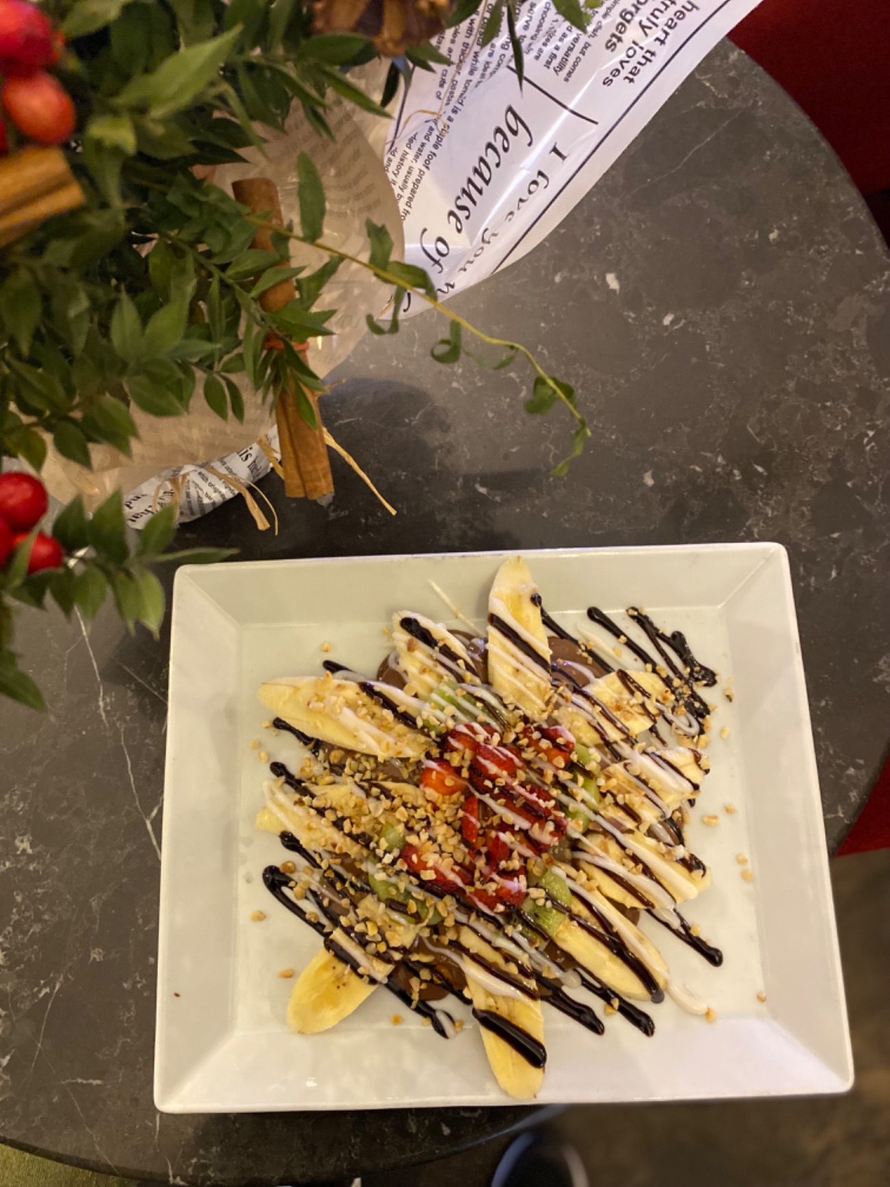 Waffle - Mevsim Meyveleri, Çikolata Sosu ile