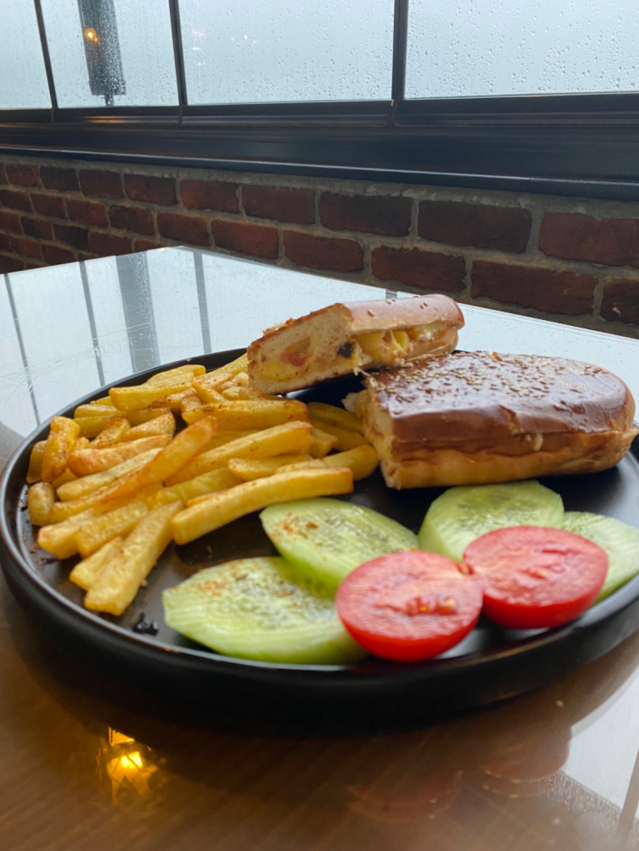 Tost burger - Sandviç ekmeği içinde kaşar,sucuk,cips,ketçap,mayonez söğüş ve cips ile servis edilir