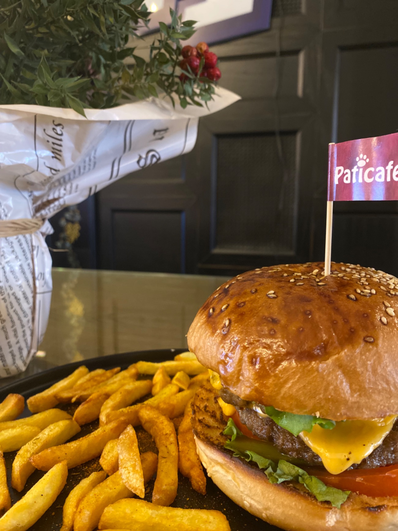 Cheesburger - Elde Yapılmış Köfte, Cips, Çedar Peyniri ve Soğan Halkası ile birlikte