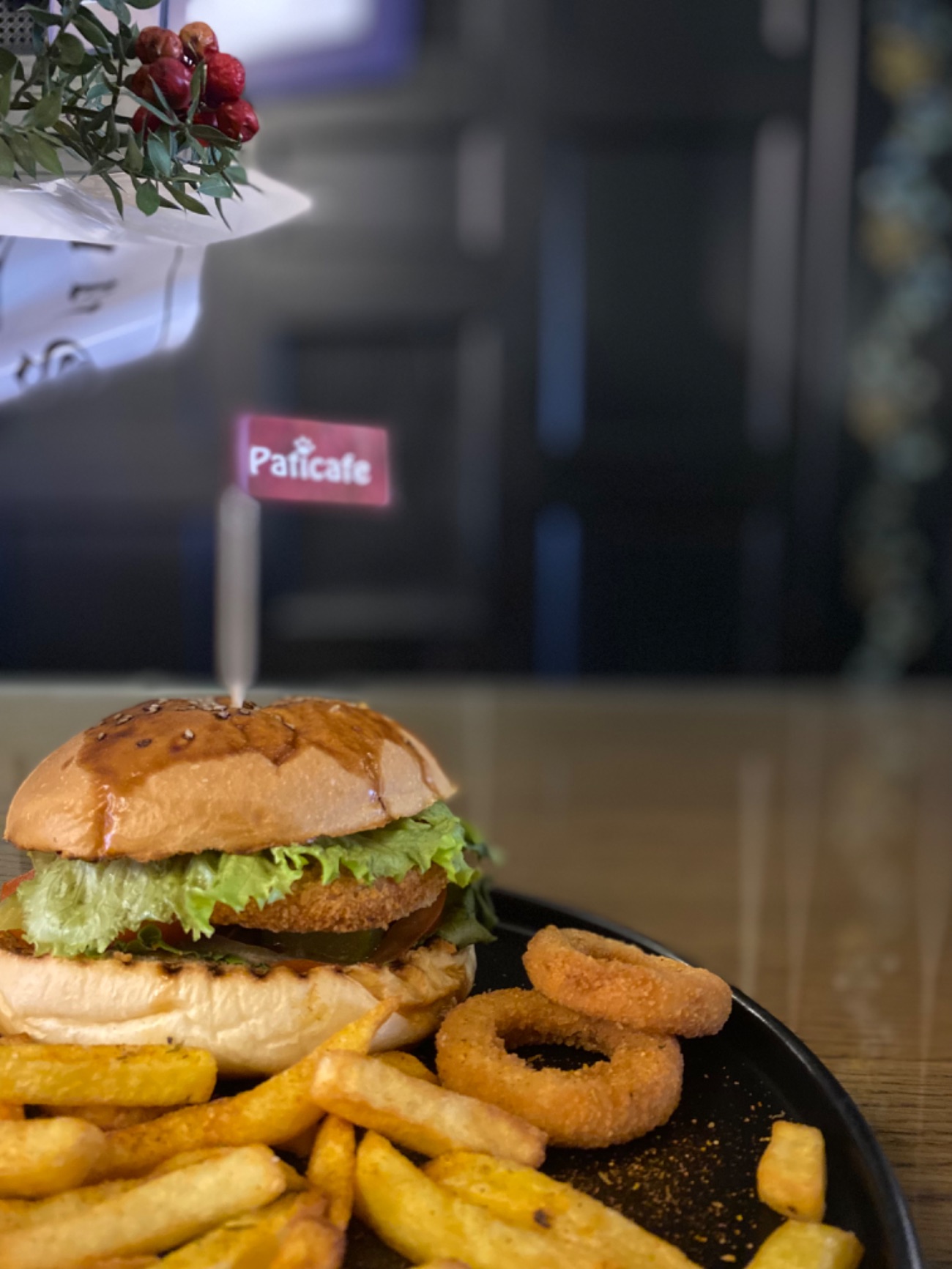 Chicken Burger - Tavuk Köfte, Cips ve Soğan Halkası ile birlikte