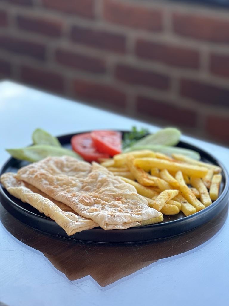 Kıymalı Gözleme - Domates, Salatalık ve Cips ile