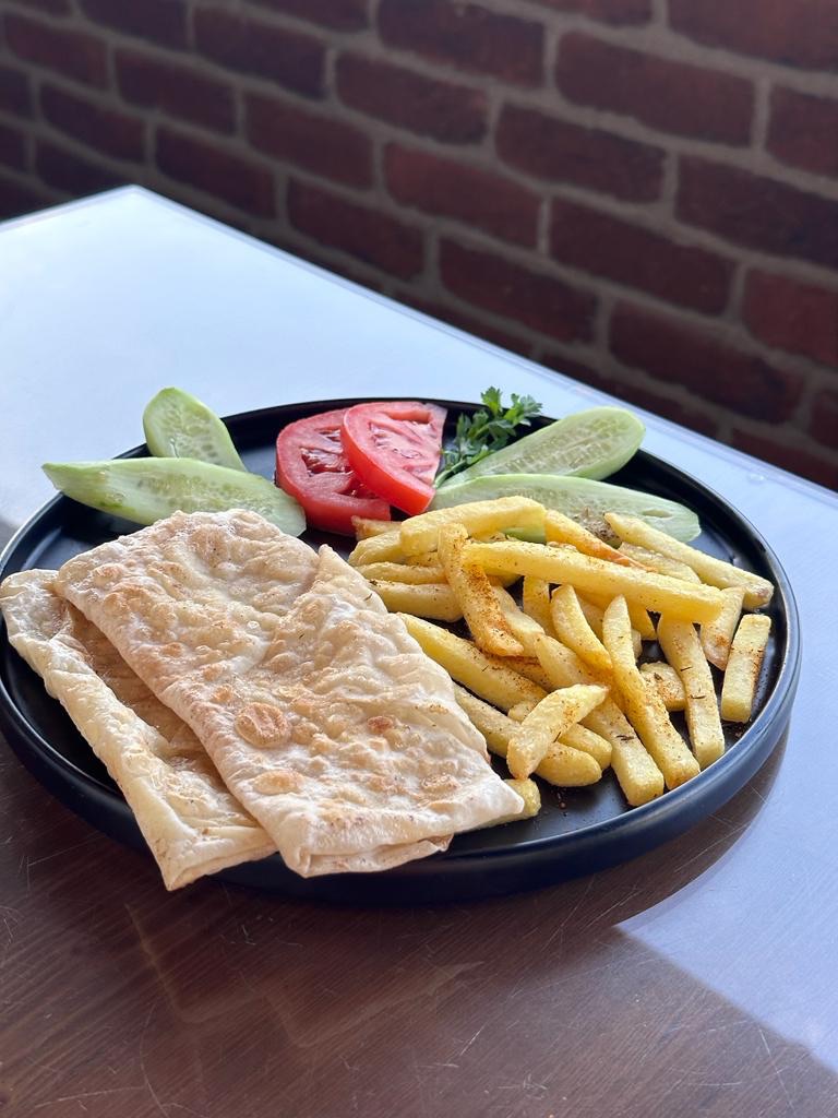Patatesli Gözleme - Domates, Salatalık ve Cips ile