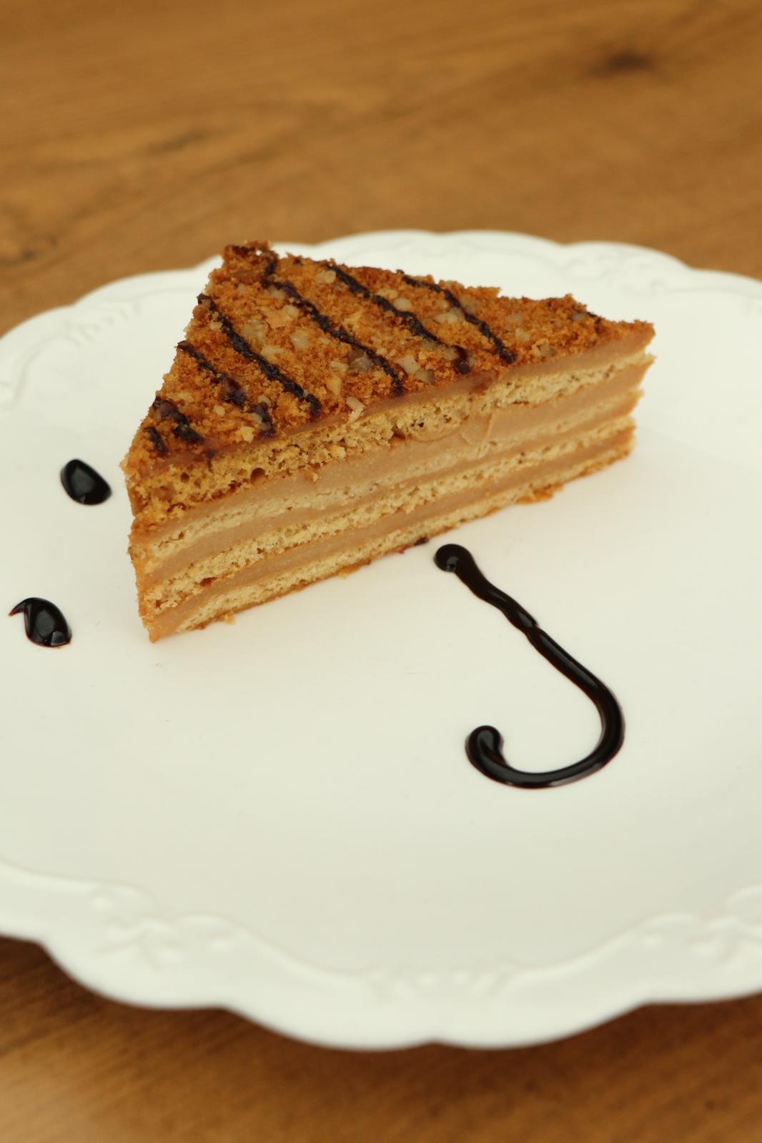 Ballı Pasta - Sıcak Süt ve Bir Top Dondurma ile Servis Edilir