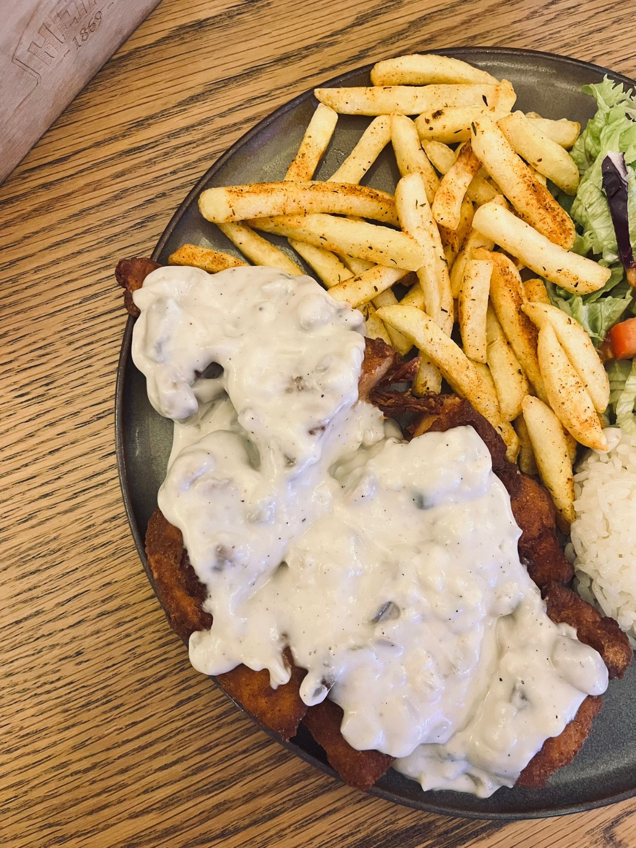 Mantar soslu şinitzel - Pilav cips ve salata ile servis edilir