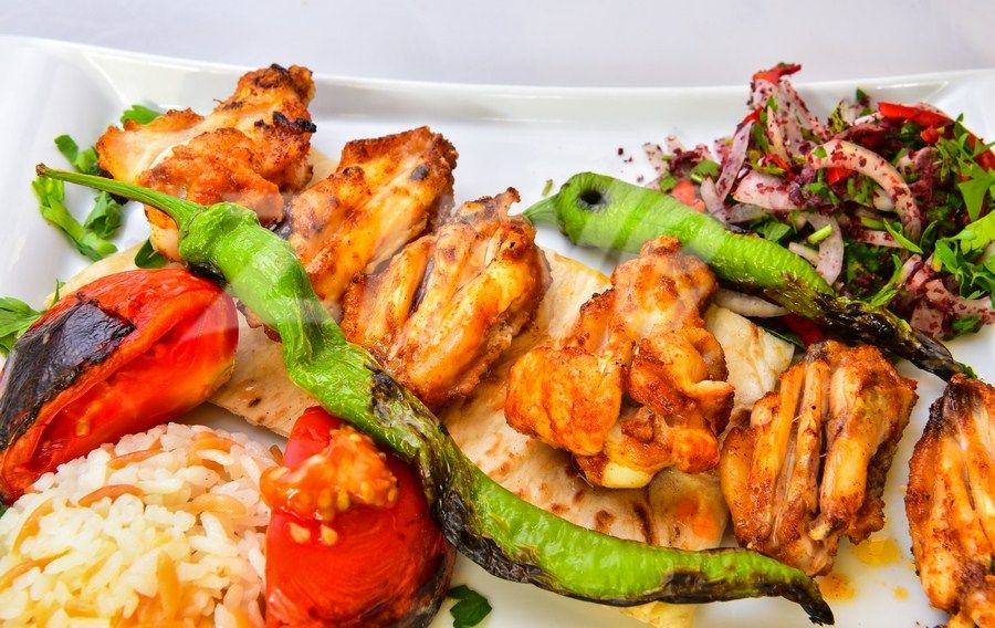 Tavuk Kanat porsiyon - pirinç pilavı, kızarmış domates, biber, meze çeşitleri ve patates cipsi ile