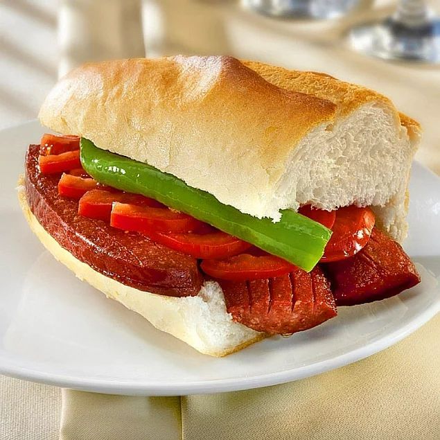 Ekmek Arası Sucuk - Sucuk, domates ve sumak soğan...
