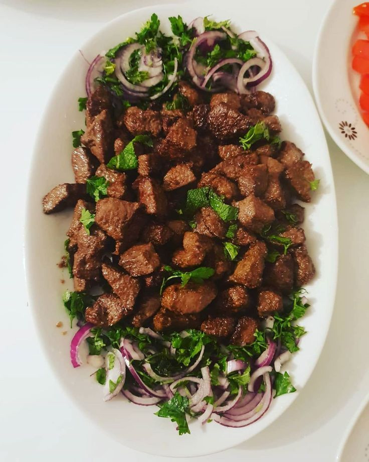 Arnavut Ciğeri Porsiyon - 200 gram dana ciğeri, sumak soğan, patates cipsi, söğüş ile...