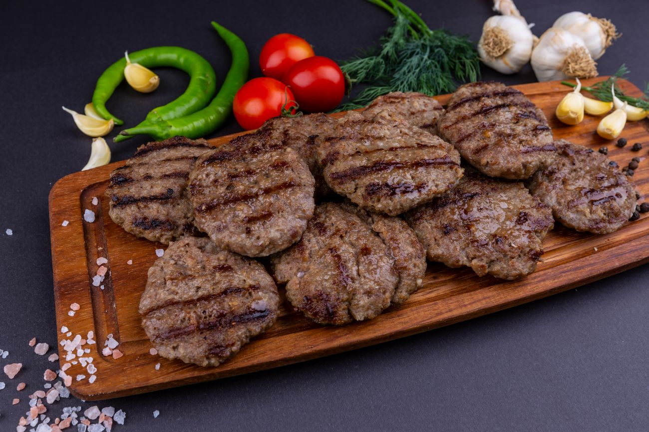 1 kg Akçaabat Köfte - Közlenmiş domates, biber ve meze ile servis edilir.
