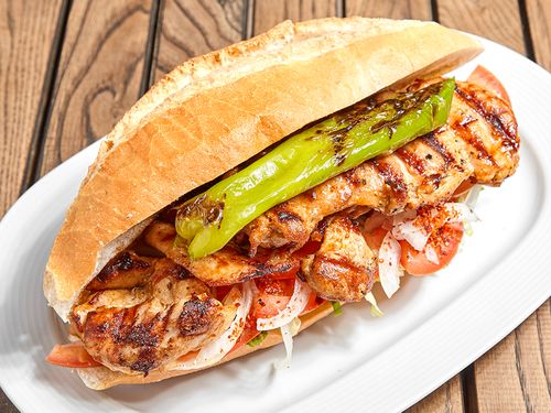 Ekmek arası tavuk ızgara - marul, soğan ve domates ile...