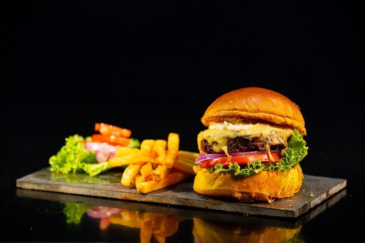 Çelikburger - 140 gr Çelik Kasabı Hamburger Köftesi, kıvırcık marul, salatalık turşusu, domates, özel sos, cips ve soğan halkası ile..