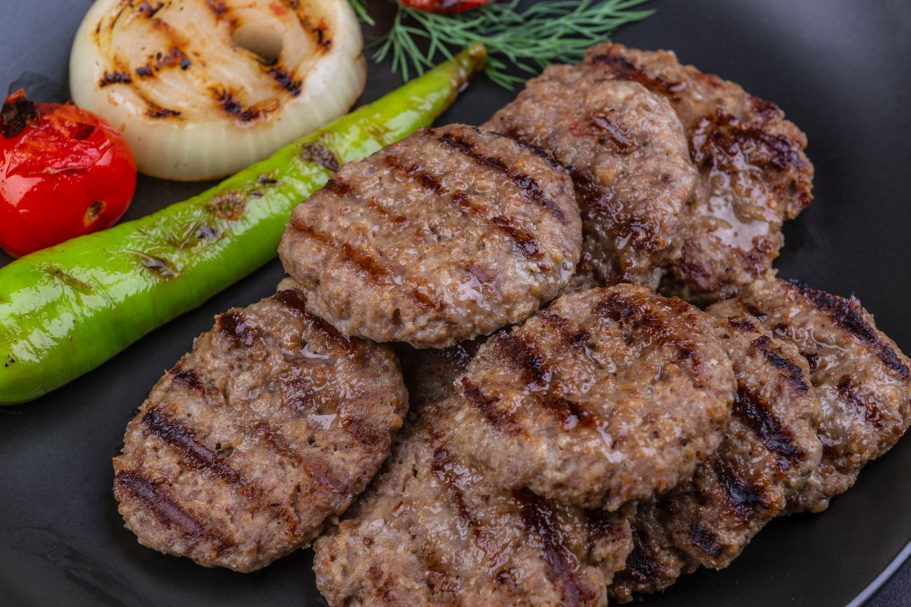 750 gr Akçaabat Köfte - Közlenmiş domates, biber ve meze ile servis edilir.