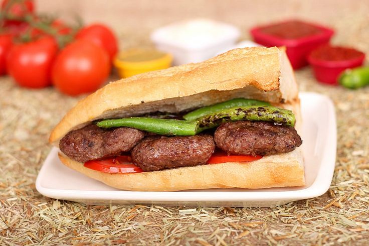 Ekmek Arası Akçaabat Köfte (3 adet-120 gr) - 3 adet Akçaabat Köftesiyle birlikte marul, soğan ve domates