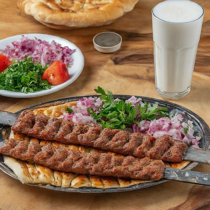 Adana Kebap porsiyon - 2 şiş kebap, pirinç pilavı, kızarmış domates, biber ve meze çeşitleri ile...