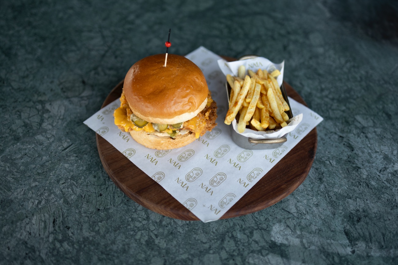 CRISPY CHICKEN BURGER - 7 Baharat ile Panelenmiş Kızarmış Tavuk Kalça, Çift Peynir, Iceberg, Alman Turşu, Basic Sos ve Patates ile