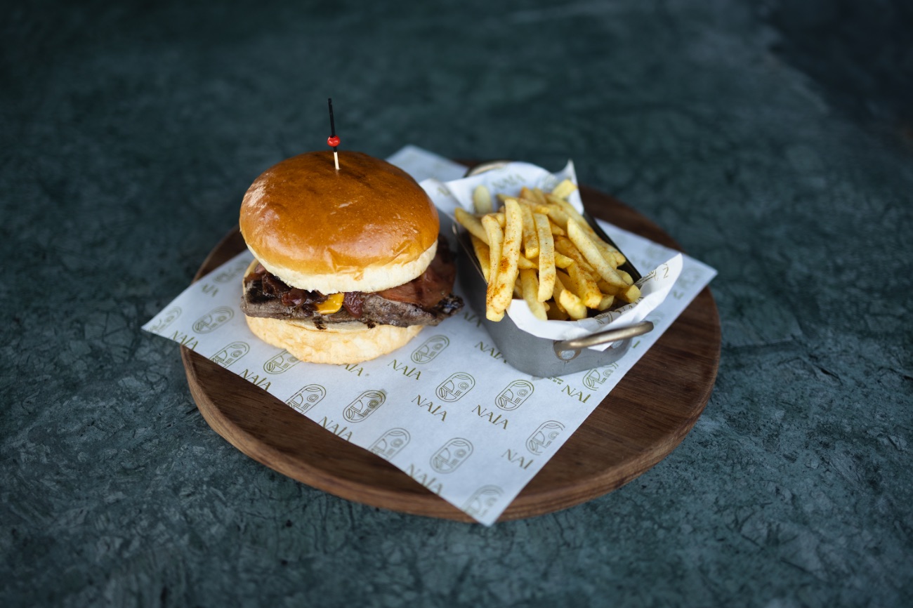 LOKUM BURGER - Dana Bonfile Dilimleri, Füme Antrikot, Çift Peynir, Kırmızı Soğan Chutney Sos ve Patates ile