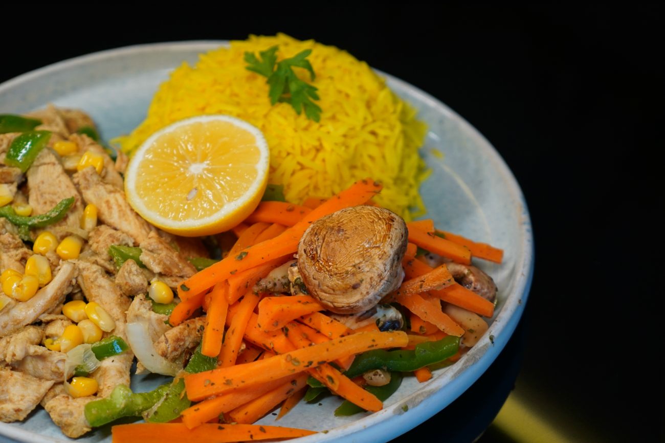 صدر دجاج مع الخضار والأرز (أو البرغل)