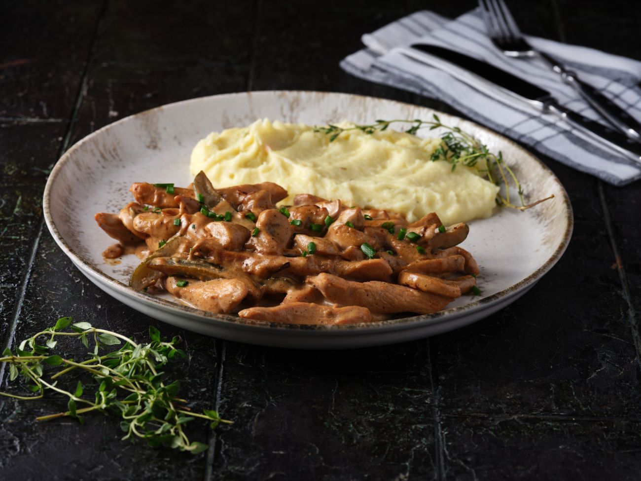 CHICKEN STRAGANOFF - Tavuk bonfile , mantar, krema, soğan, kornişon turşu, frenk soğanı, sarımsak ve patates püresi ile servis edilir.