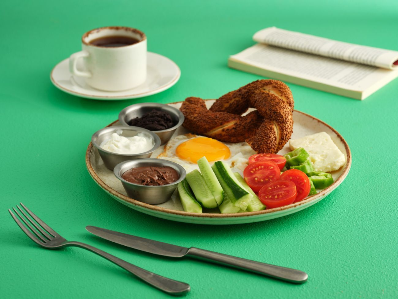 SİMİT KAHVALTI - 1 adet simit, Ezine beyaz peyniri, labne peyniri, zeytin ezmesi, Nutella, göz yumurta, domates, salatalık, biber, 2 adet çay