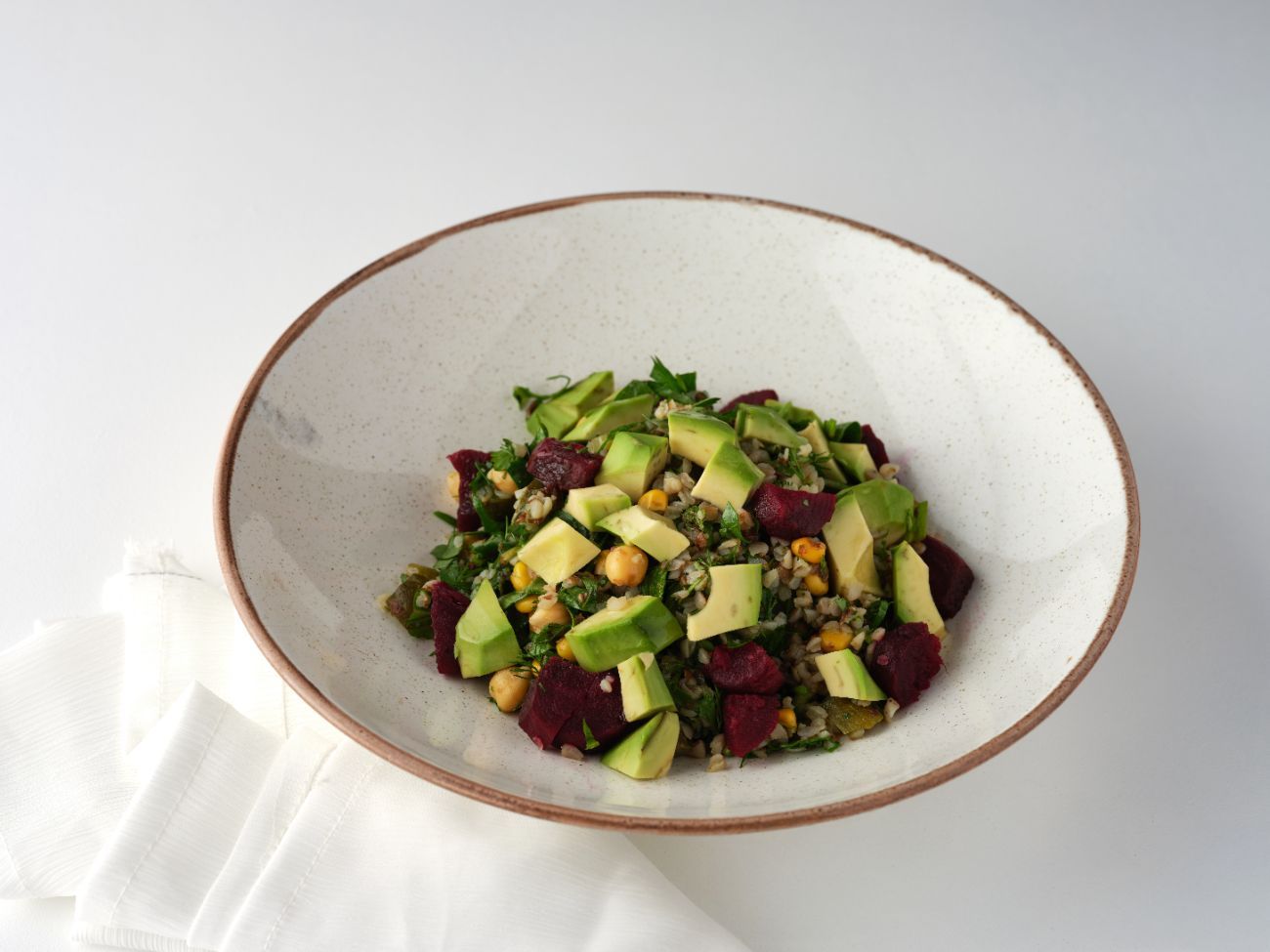 AVOKADOLU KARABUĞDAY SALATA - Avokado, karabuğday, nohut, lolorosso, köz pancar, mısır, maydanoz, roka, nane, dereotu, kornişon turşu, çeri domates ve pesto sos ile