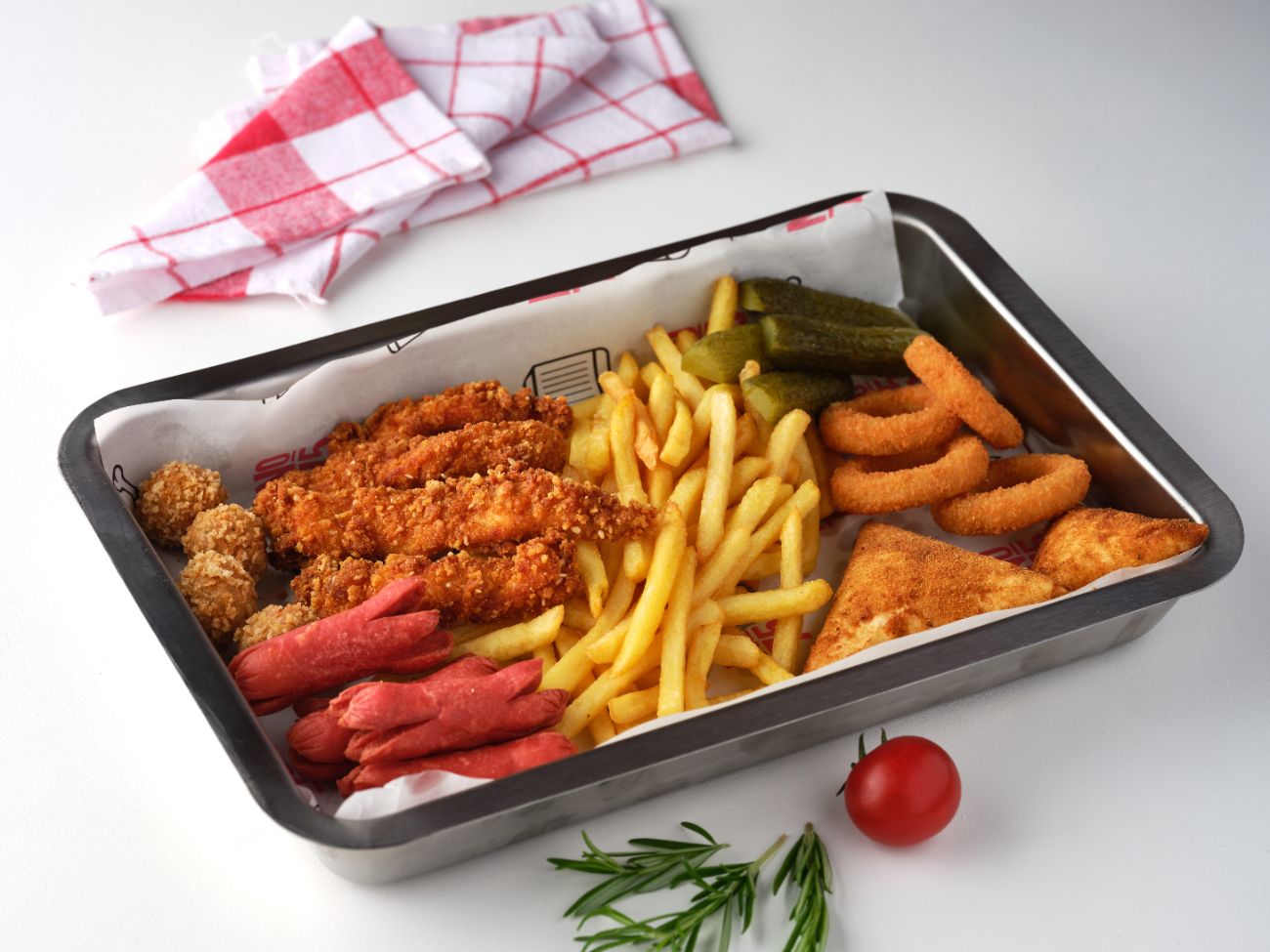 BUDDY SNACKS - Çıtır tavuk parçaları, muska böreği, sosis, soğan halkası, falafel topları, alman turşu, patates kızartması ile servis edilir.