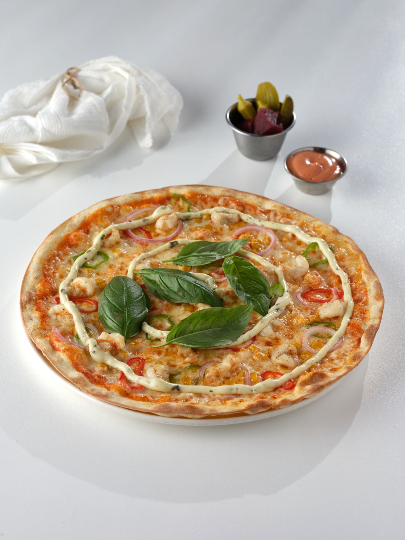 KARİDESLİ PİZZA - Karides, domates sos, mozarella peyniri, fesleğen, kapya biber, köy biber, kırmızı soğan, mısır ve remoulade sos