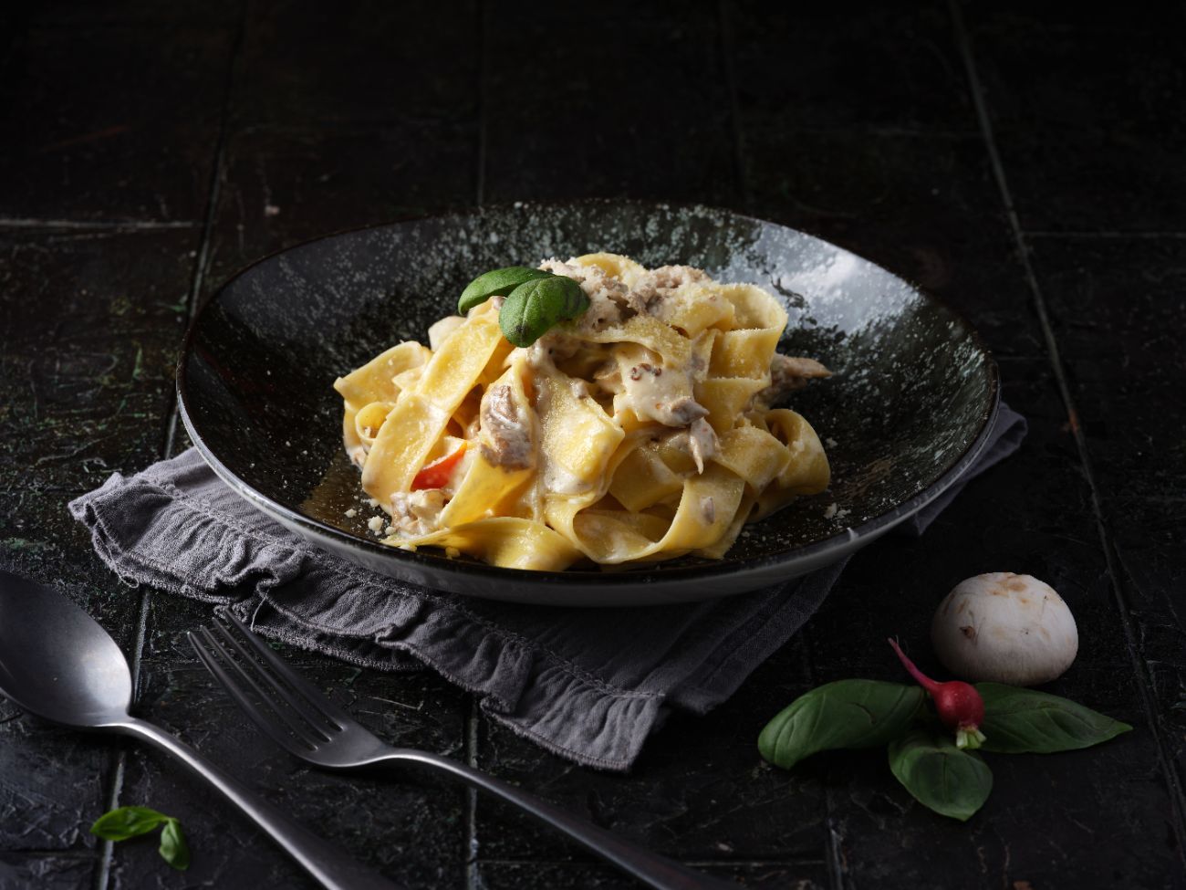 İSTiRİDYE MANTARLI PAPPARDELLE - İstiridye mantarı, kurutulmuş domates, eski kaşar, parmesan, fesleğen