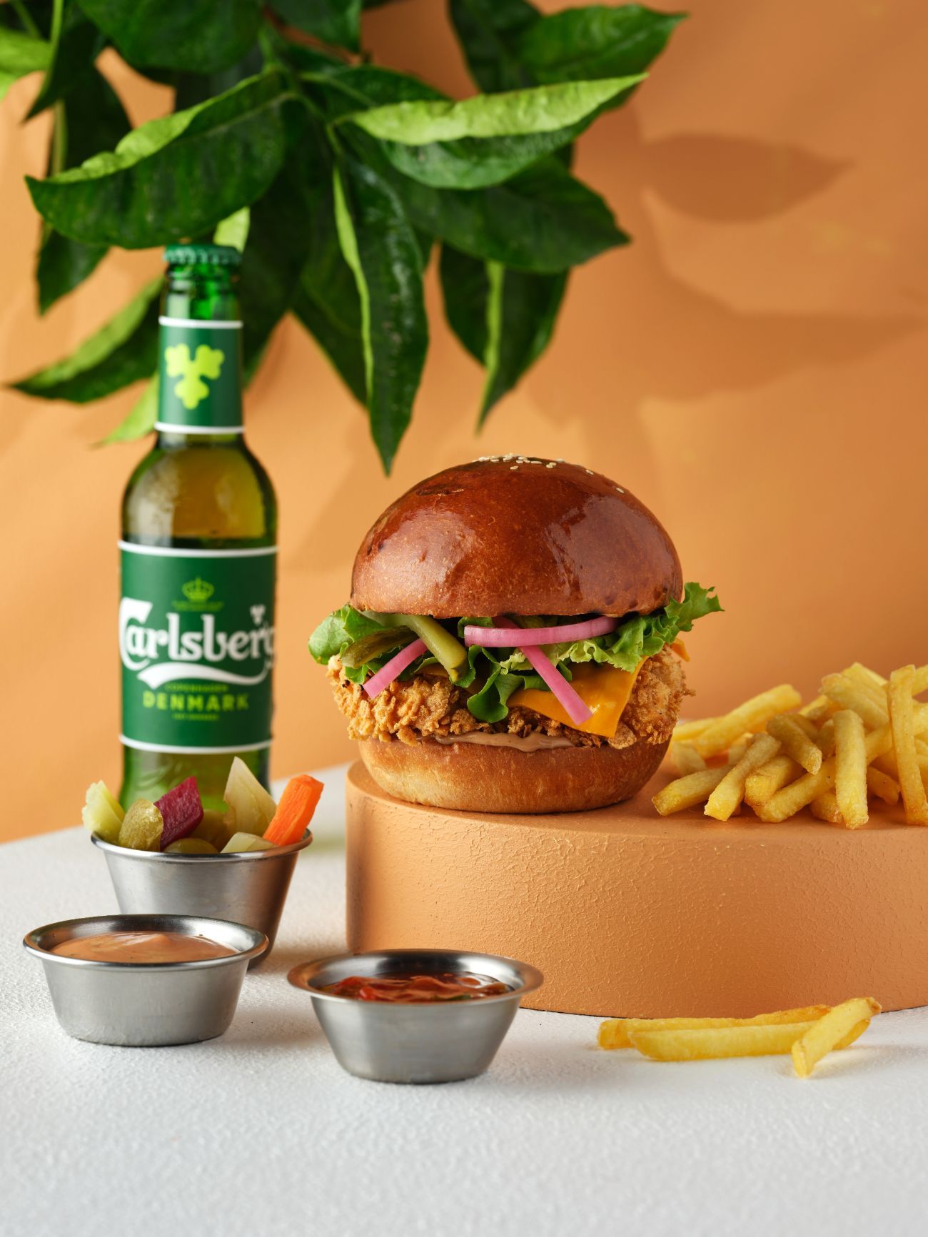 ÇITIR TAVUK BURGER - Panelenmiş tavuk bonfile, cheddar peyniri, ıceberg marul, kornişon turşu, kırmızı soğan turşusu, cheff sos, patates kızartması, kokteyl sos, burger sos ve karışık turşu ile servis edilir.