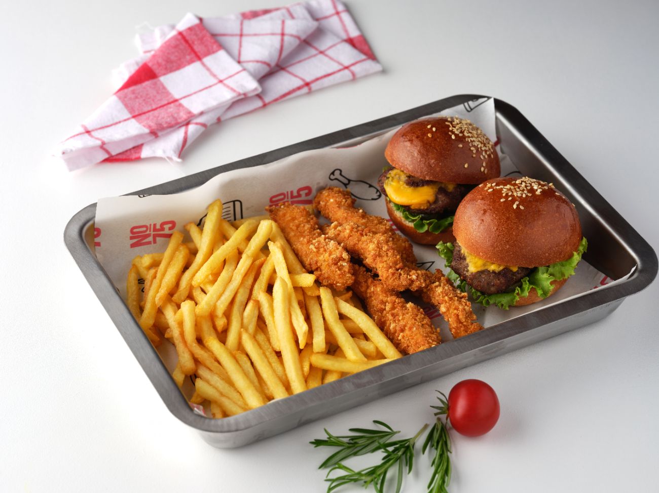 TAVUKLU BEER BEST FRİENDS - Çıtır tavuk parçaları, 2 adet mini Passage burger, patates kızartması ile servis edilir.