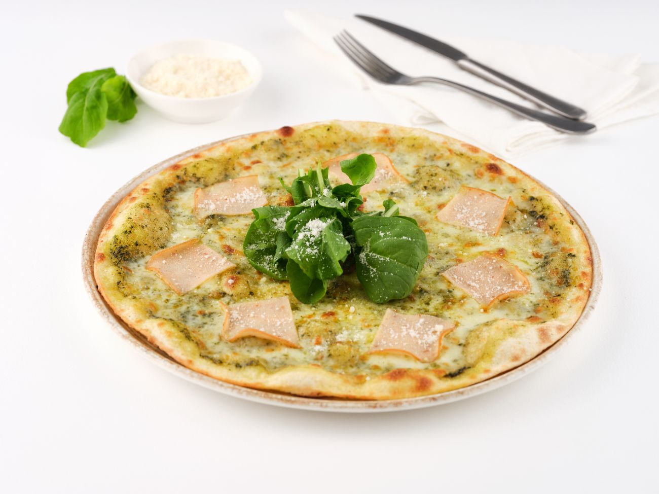 HİNDİ FÜMELİ PİZZA - Pesto sos, mozzarella peyniri, hindi füme, parmesan, çeçil peyniri, roka