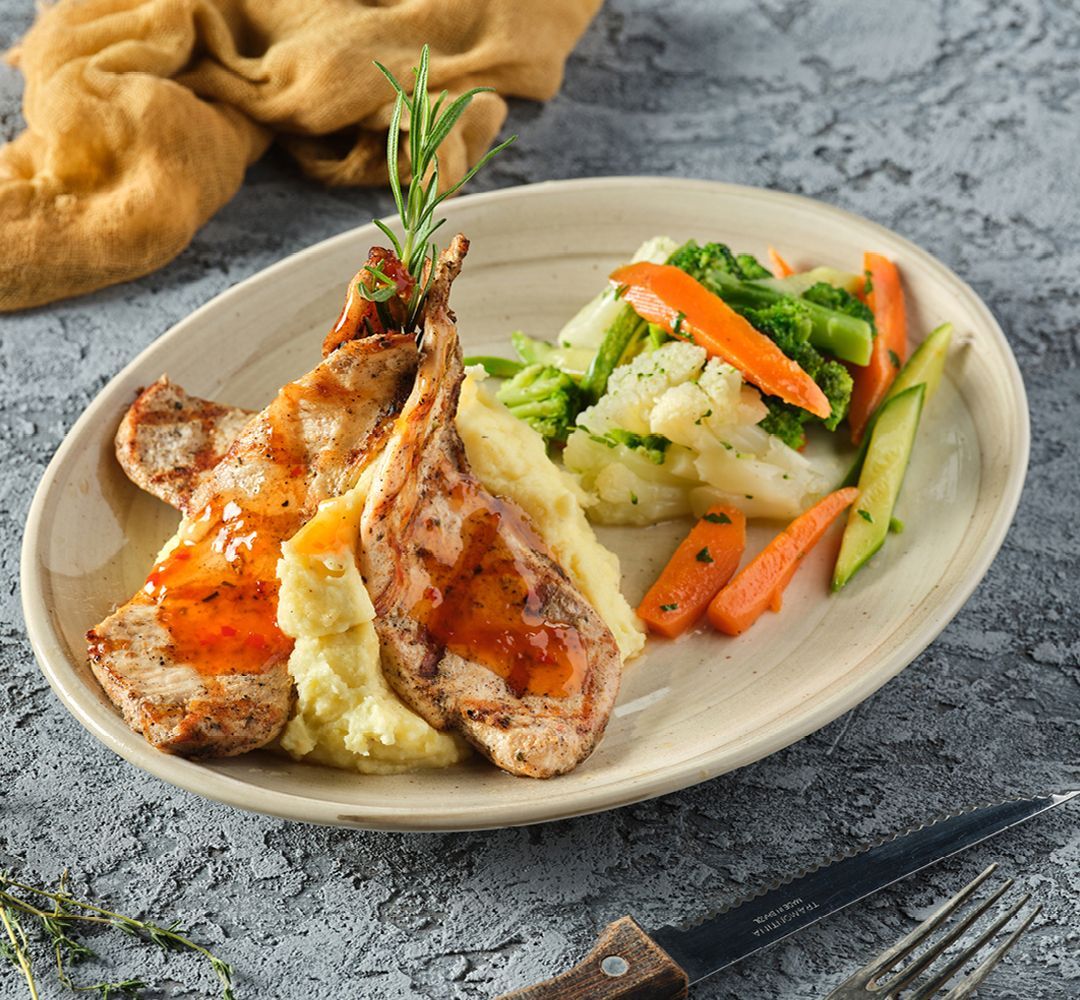 SWEET CHILLI TAVUK - Patates püresi ve haşlanmış sebzeler ile servis edilir.