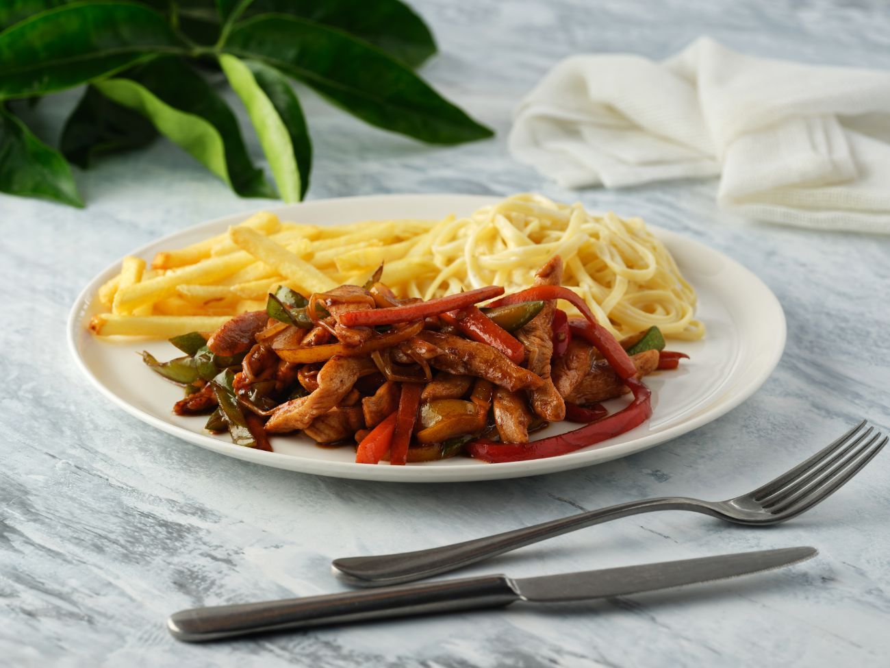 ACI TATLI TAVUK - Tavuk parçaları, köy biberi, kapya biberi, soya filizi, kabak, havuç. teriyaki sos, acısos, kremalı linguini makarna ve patates kızartması ile servis edilir.