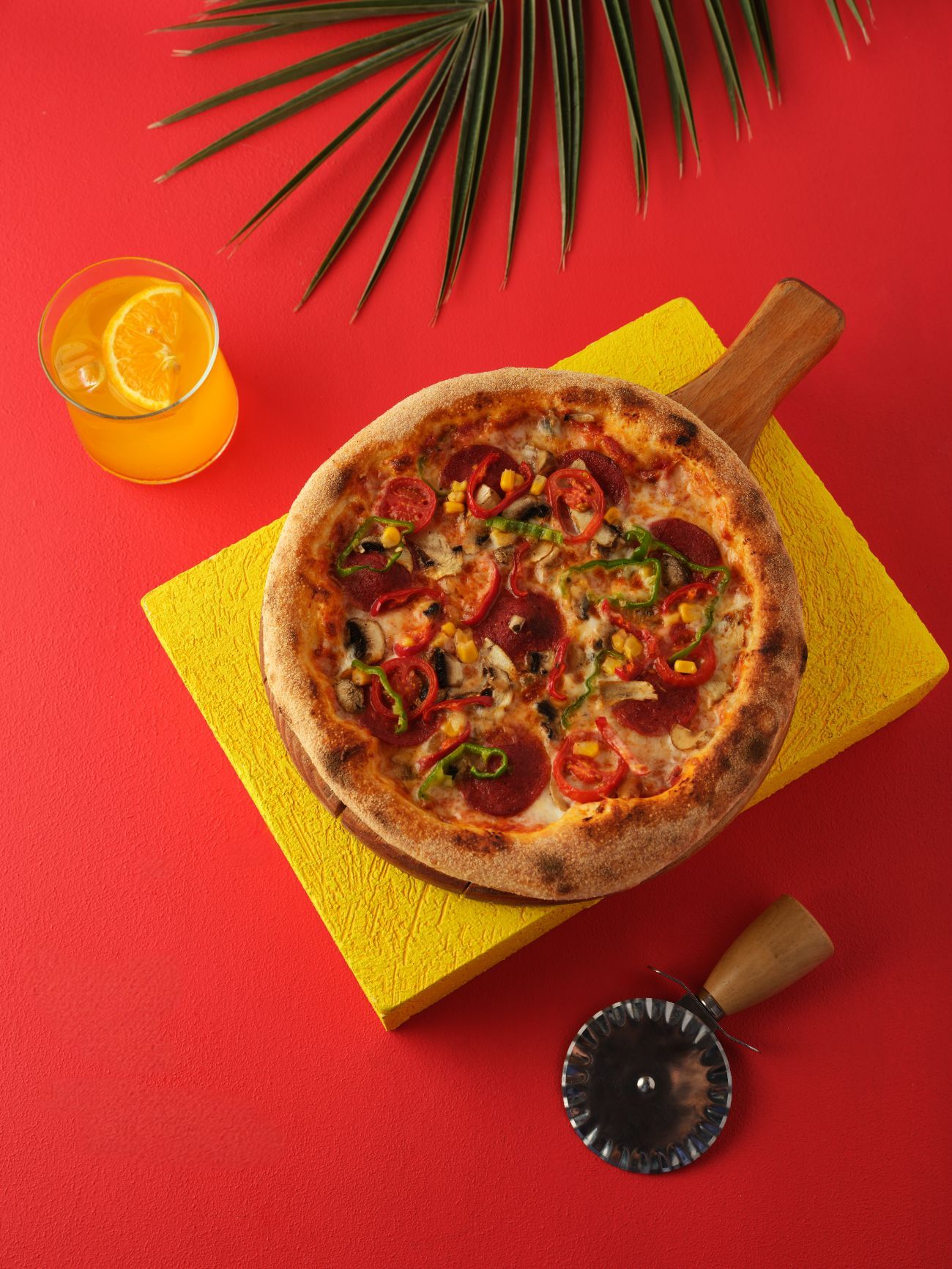 NAPOLİTAN PASSAGE PİZZA - Domates sos, mozzarella peyniri, sucuk, mantar, yeşil biber, kapya biber, mısır, domates