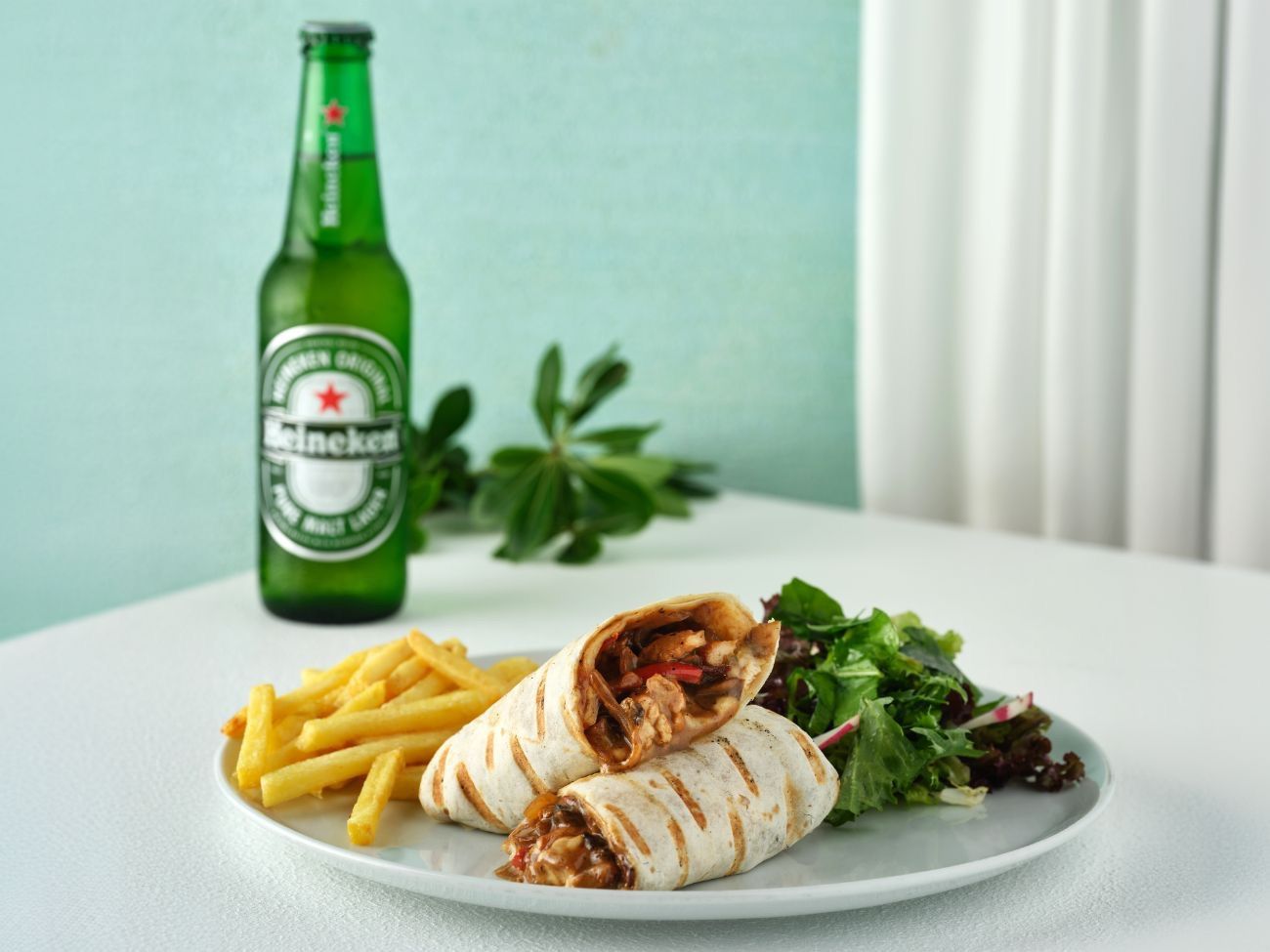 TAVUKLU WRAP - Tavuk parçaları, cheddar peyniri, renkli biberler, mantar, karamelize soğan, patates kızartması ve taze yeşillikler ile servis edilir.