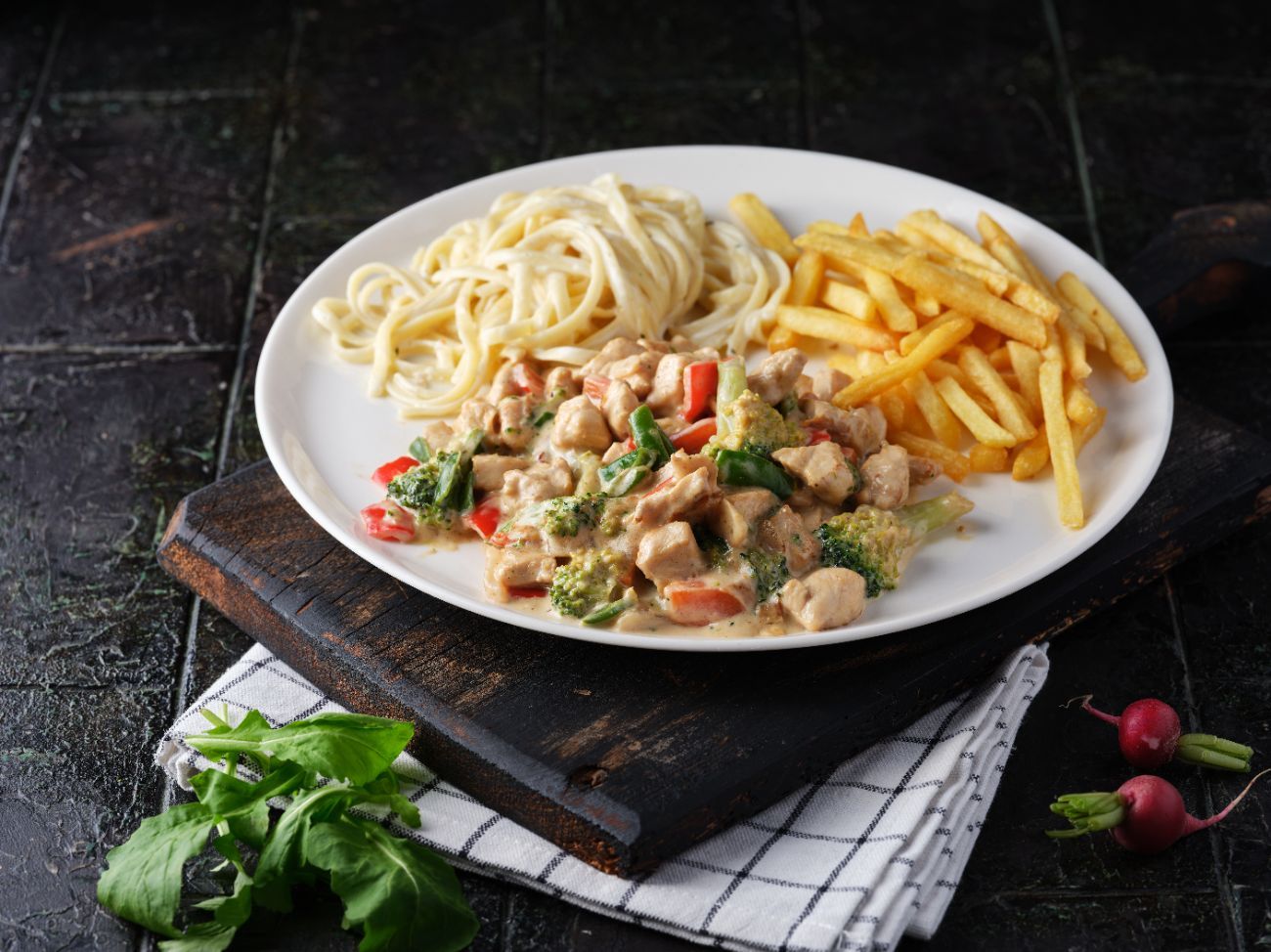 SEBZELİ TAVUK - Tavuk bonfile, brokoli, soğan, sarımsak, kapya biber, köy biberi, havuç, fesleğen, krema ve parmesan peyniri