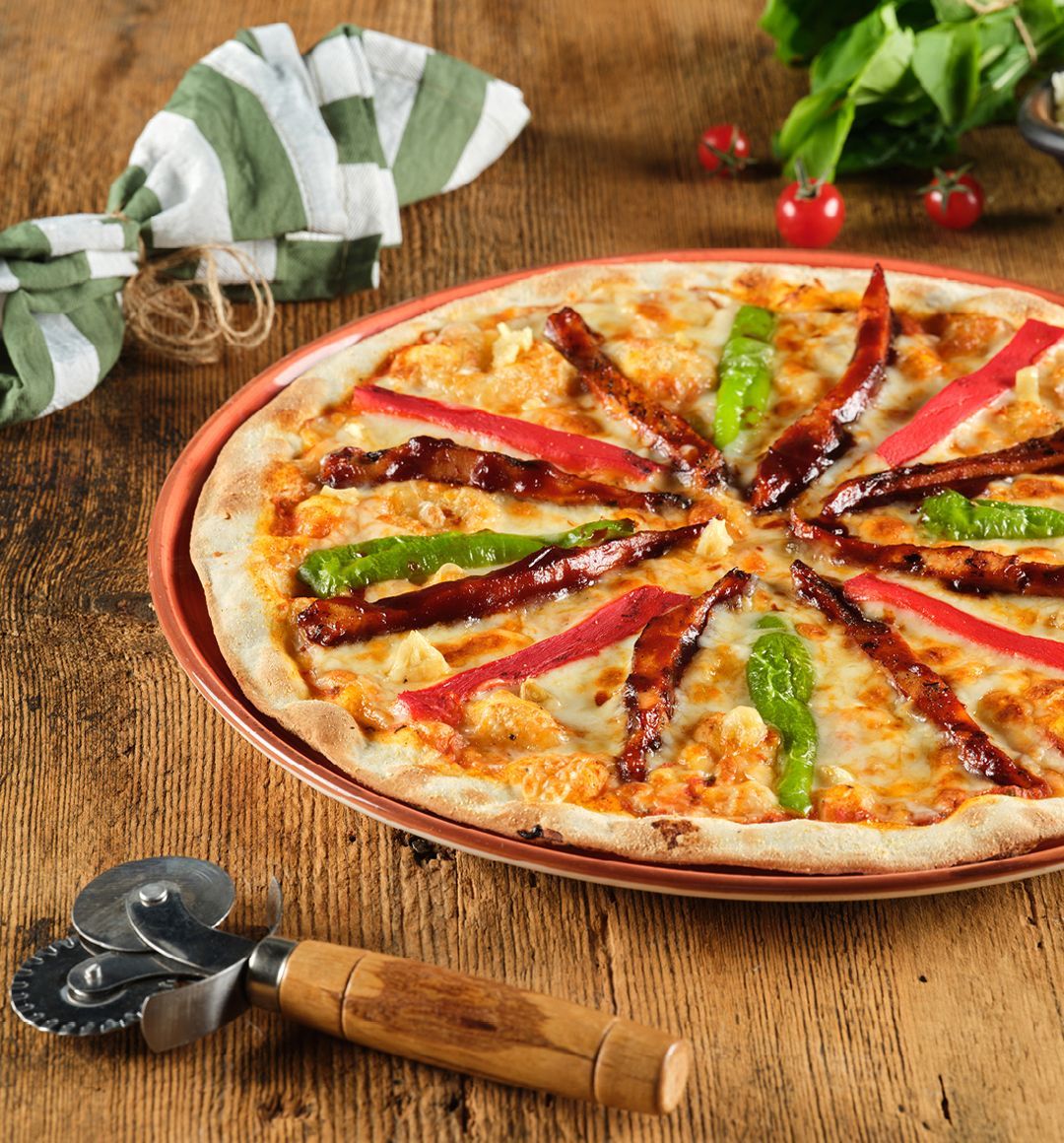 BBQ SOSLU TAVUKLU PIZZA - Domates sos, mozzarella peyniri, tavuk bonfile ,barbekü sos, kapya biber, köy biberi