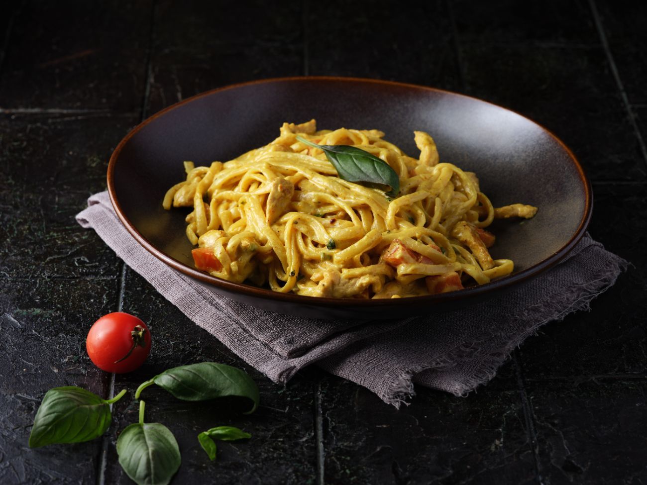 TAVUKLU LINGUINE - Tavuk bonfile, köri, fesleğen, krema, havuç