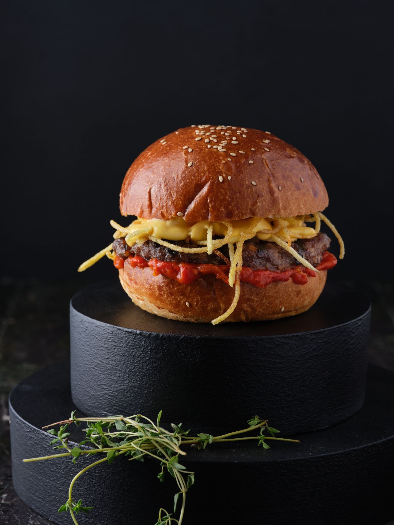 BALKAN BURGER - 140 gr burger köftesi, saman patates, cheddar peyniri, lutenitsa, patates kızartması, burger sos, kokteyl sos ve karışık turşu ile servis edilir.