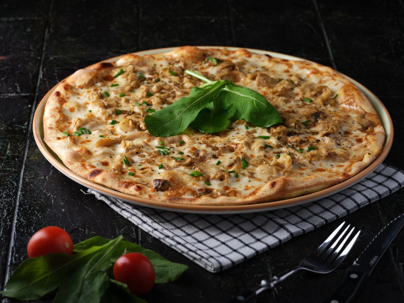 TRÜFLÜ MUSHROOM PİZZA - Mantar sos, mozzarella peyniri, istiridye mantarı, frenk soğanı, kekik, roka