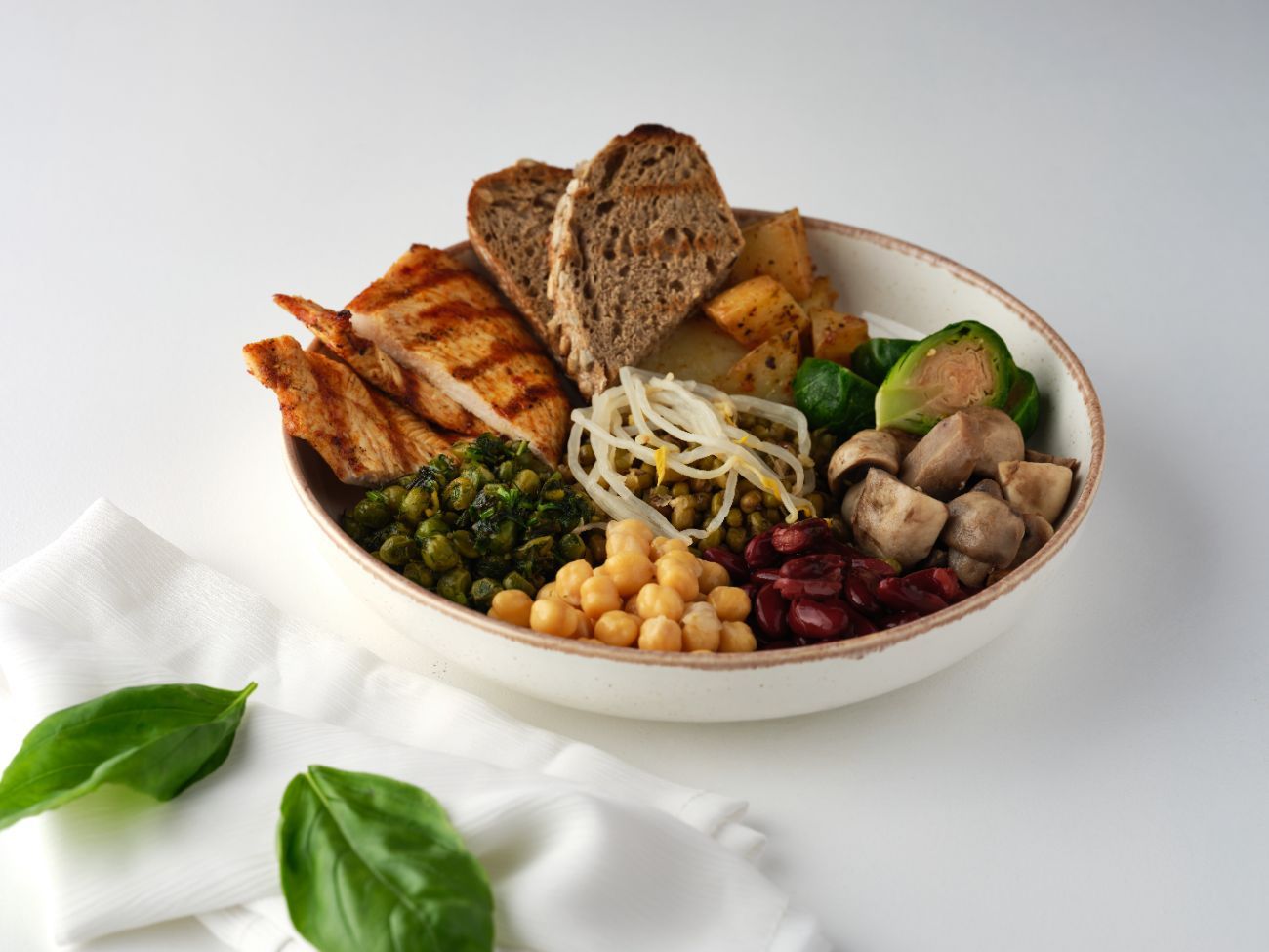 IZGARA TAVUK BOWL - Tavuk bonfile, maş fasulye, brüksel lahana, soya filizi, portakallı bezelye, meksika fasulyesi, nohut, sote mantar, fırın patates ve ekşi mayalı ekmek ile sunulur.