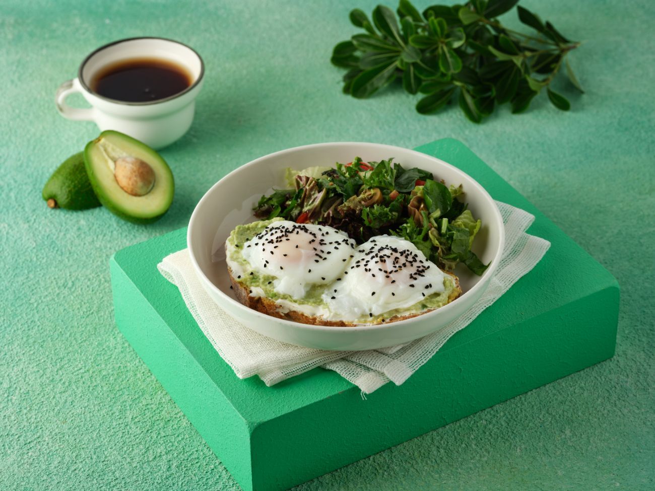 EKMEK ÜSTÜ AVOKADOLU POŞE YUMURTA - Ekşi maya ekmeği üzerine labne peyniri, avokado püresi, poşe yumurta, çörek otu ve taze yeşillikler ile servis edilir, 2 adet çay