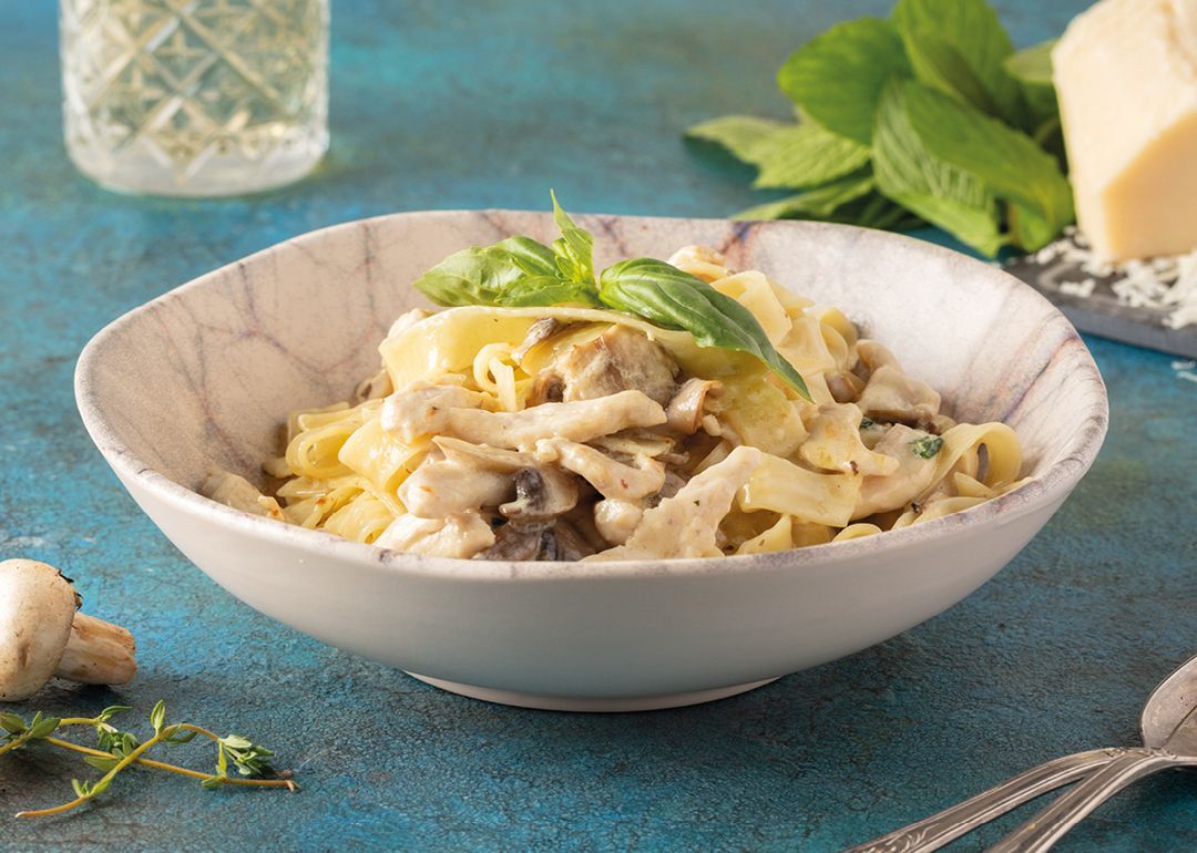 TAVUKLU FETTUCCINE ALFREDO - Mantar, krema sos, fesleğen