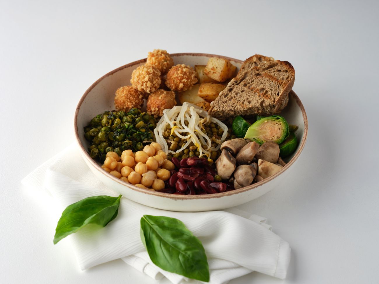 FİT BOWL - Falafel topları ,maş fasulye, brüksel lahana, soya filizi, portakallı bezelye, meksika fasulyesi, nohut, sote mantar, fırın patates ve ekşi mayalı ekmek ile sunulur.